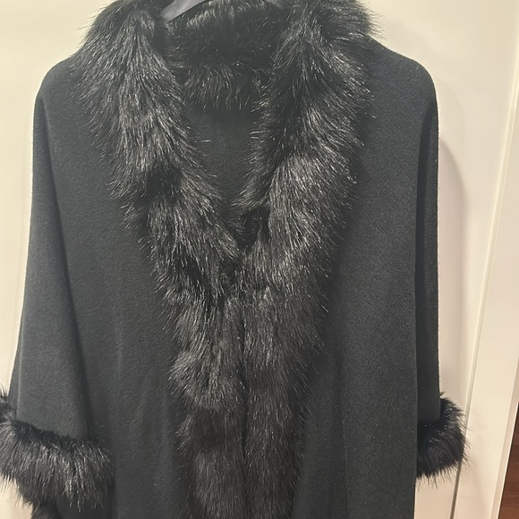 Brand new black cape trimmed with black fax fur - Picture 2 of 4